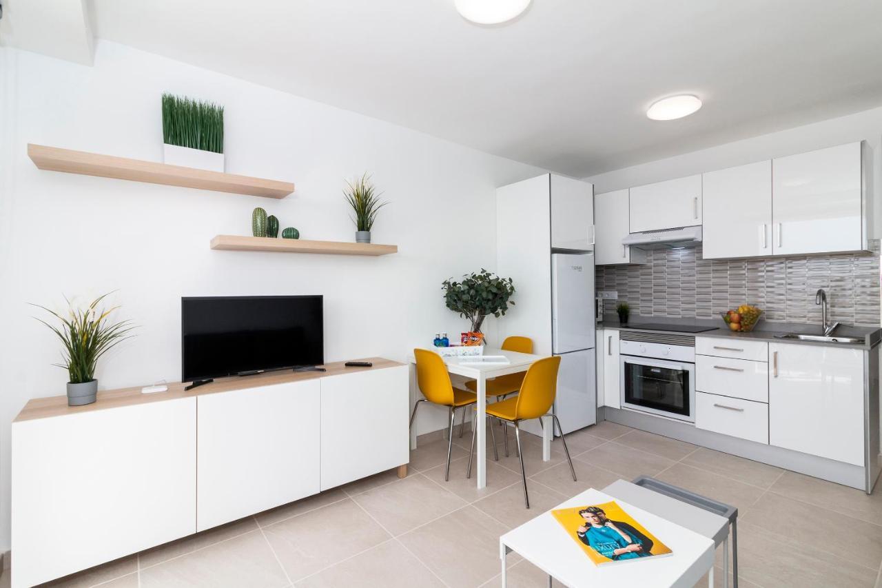 Homeforguest Modern And Recently Renovated Apartment In Arona Arona  Eksteriør bilde