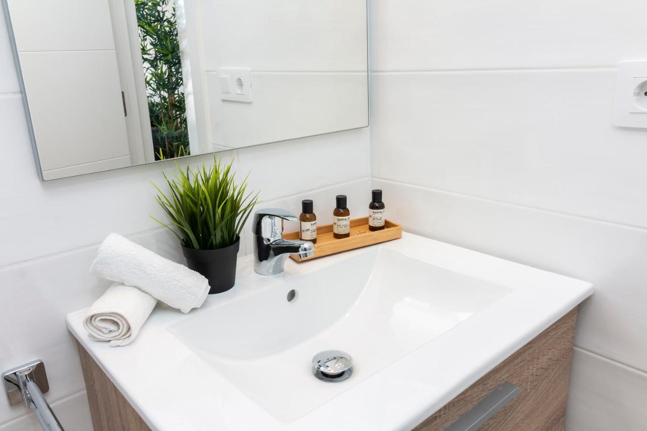 Homeforguest Modern And Recently Renovated Apartment In Arona Arona  Eksteriør bilde