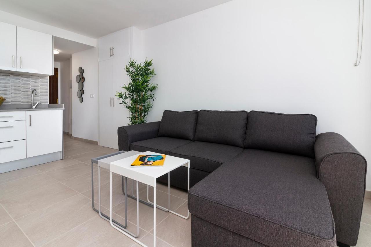 Homeforguest Modern And Recently Renovated Apartment In Arona Arona  Eksteriør bilde